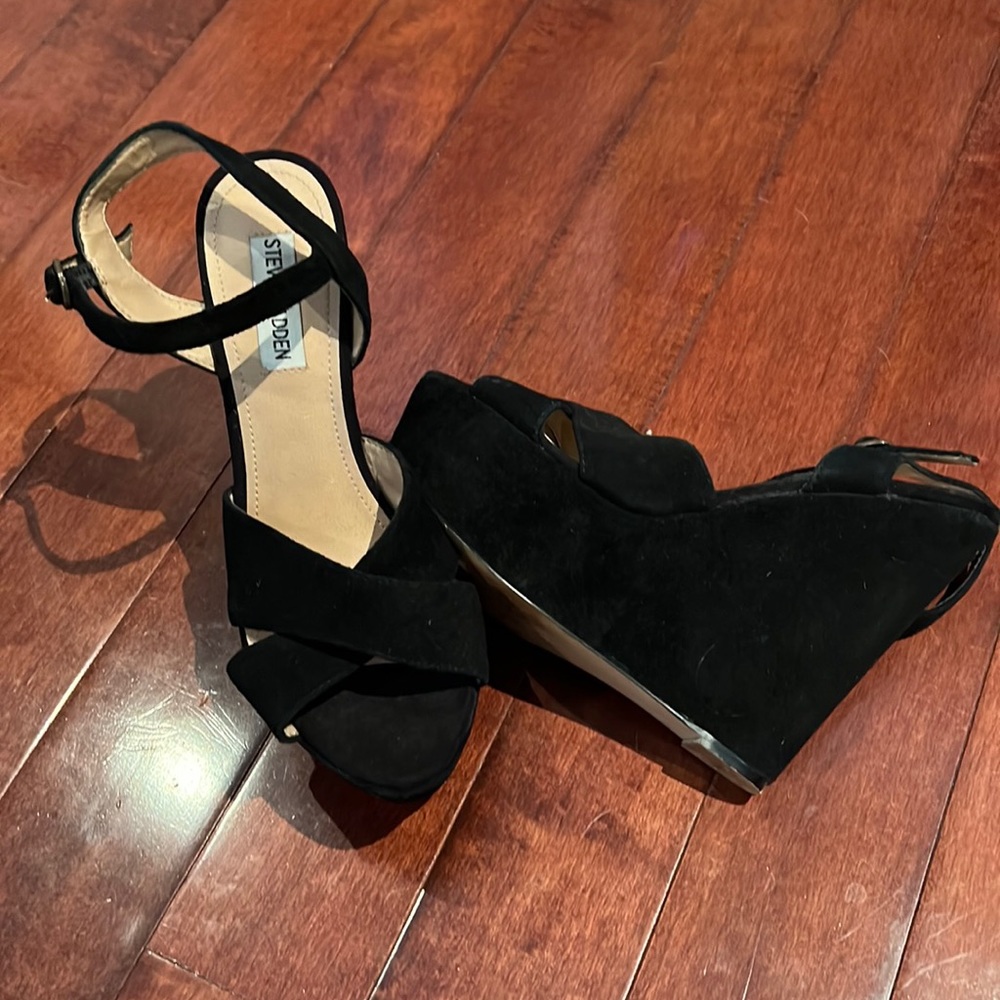 Black Trendy Suede Wedges.